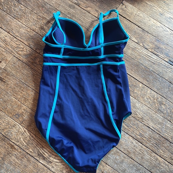 SPANX one-piece bathing suit - size 8 - Picture 3 of 7
